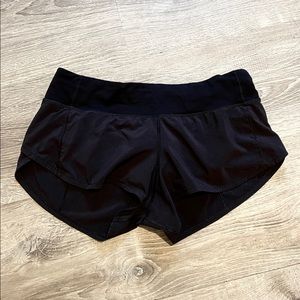 Lululemon Speed Up 2.5” size 6 M running / training shorts